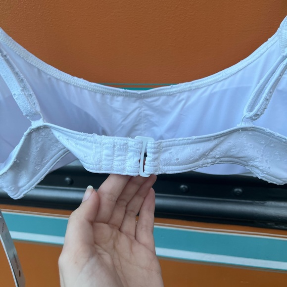*NWT* Bloomingdale’s Snow Eyelet Bikini Top - Picture 3 of 6